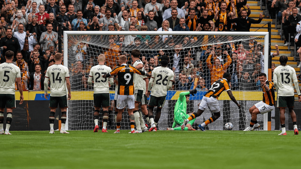 manchester united kalah hull city lewat gol bola mati di MKM Stadium