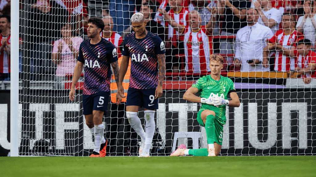 tottenham kalah brentford 3-0 kiper dan pemain Spurs kecewa di depan gawang